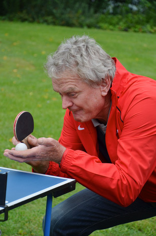 Torwart-Legende Sepp Maier zeigte auch am TT-Mini-Tisch seine gewohnte Mischung aus sportlichem Ehrgeiz und Humor. Fotos: Petra Scherer