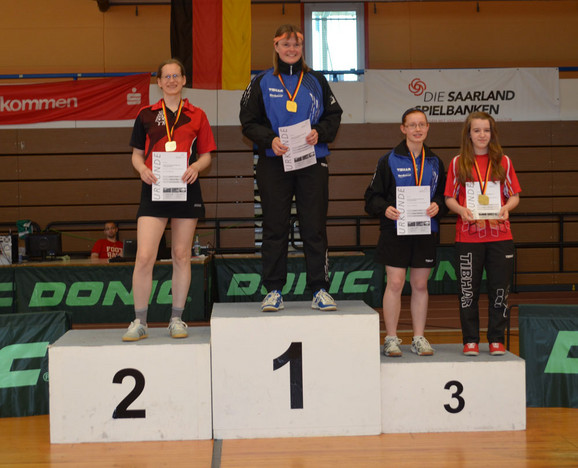 Siegerehrung im Damen-Einzel der A Klasse mit Karin Stumpecker auf Platz eins und Svenja Horlebein auf dem Bronzerang.
