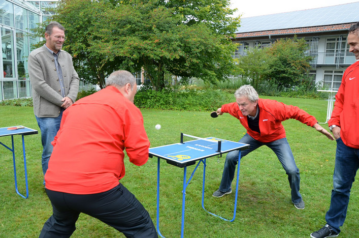BTTV-Geschäftsführer Dr. Carsten Matthias sah bei Maiers eleganter TT-Technik genau hin.