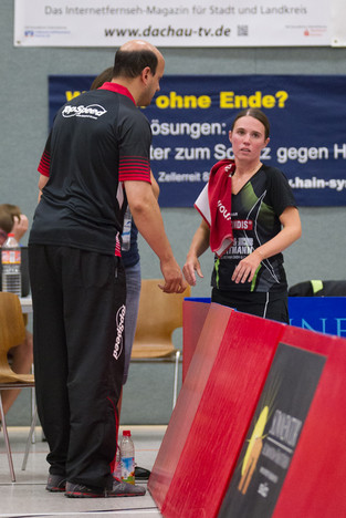 Das Spiel gegen Bingen markiert ihren Abschied. TSV-Nummer drei Agnes Kokai (hier im Coaching-Gespräch mit Alex Yahmed) wechselt 2015/16 zum Regionalligaaufsteiger TuS Fürstenfeldbruck. Foto: Nils Rack