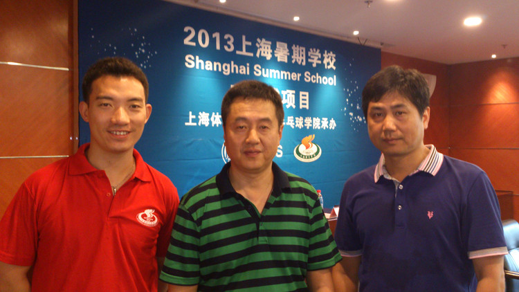 Trainer Tian Zichao mit Ex-Weltmeister und ITTF-Vizepräsident Shi Zhihao sowie Prof. Dr. Hui Zhang von der Tischtennis-Fakultät der Universität Shanghai.