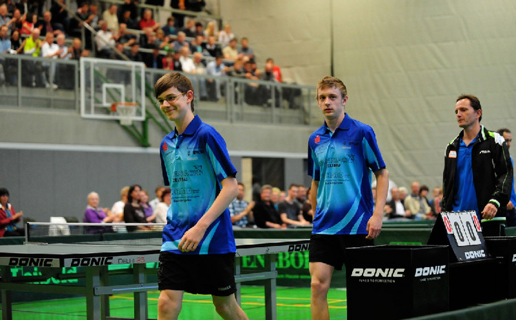 Nach vorne marschieren möchten die Youngster Kilian Ort (links) und Christoph Schüller vom TSV Bad Königshofen mit ihrem starken Team. (Im Hintergrund Belgiens Jean Michel Saive, Foto: Andy Albert).