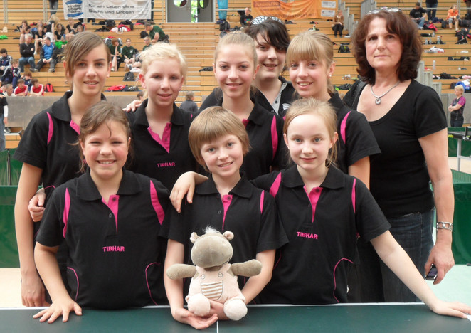 Die erfolgreichen Donauwörther Mädchen: (hinten von links) Sabrina Ott, Franziska Keßler, Ann-Kathrin Gutberlet, Sarah Gutberlet sowie (vorne von links) Jasmin Kaim, Anastasia Kitaev und Sonja Schweikardt mit ihren Betreuerinnen Martina Rauh und Eva M