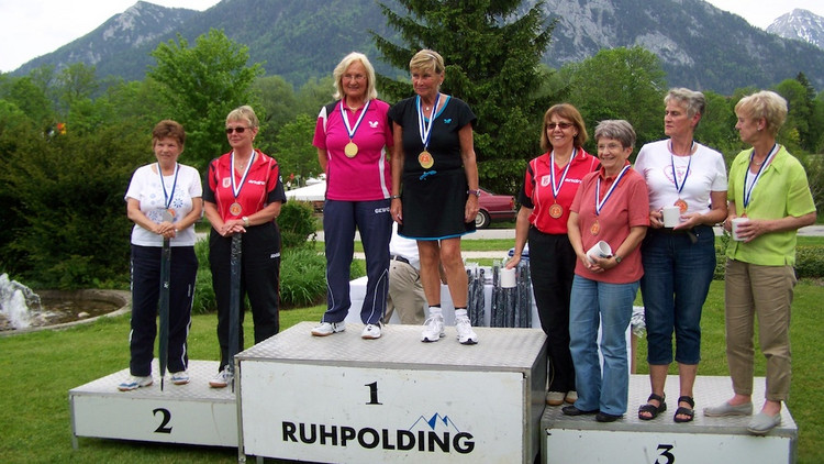 Siegerehrung vor herrlichem Alpenpanorama. Die dreifache Titelträgerin Karin Rauscher auf dem obersten Treppchen rechts im Bild neben ihrer Doppelpartnerin Rosi Berg (Fotos: Jörg Berge).