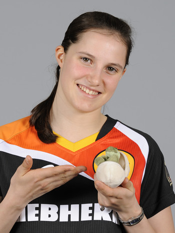 Sabine Winter würde gerne in Rotterdam die eine oder andere Spielerin ärgern und mag natürlich ebenfalls Rackedino, das kleine Plüsch-Ei.