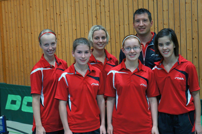 Die jungen Damen des TV Hofstetten v.l. Maike Janitzek, Anna-Luisa Herrmann, Julia Janitzek, Svenja Horlebein, Trainer Timo Link und Franziska Schreiner treten in der 3. Bundesliga heute bei den TTF Frankenthal an. Foto: TV Hofstetten