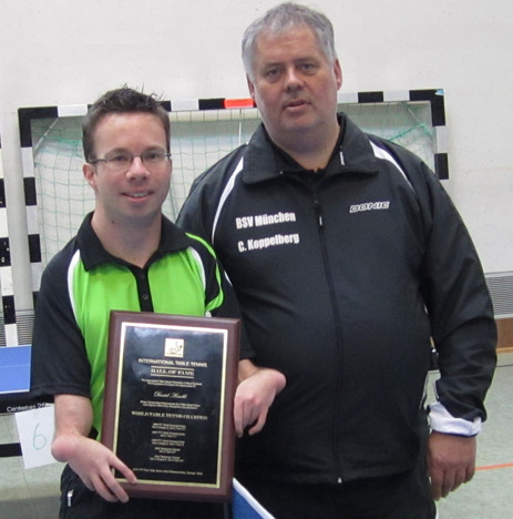 Eine herausragende Ehrung wurde nun Daniel Arnold (links) zu teil: Christian Koppelberg überreichte ihm die Auszeichnung der ITTF.