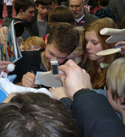 Seine Unterschrift war nach der Siegerehrung heiß begehrt, denn die Fans umlagerten den neuen Titelträger bei den Herren. Foto: Johannes Singer
