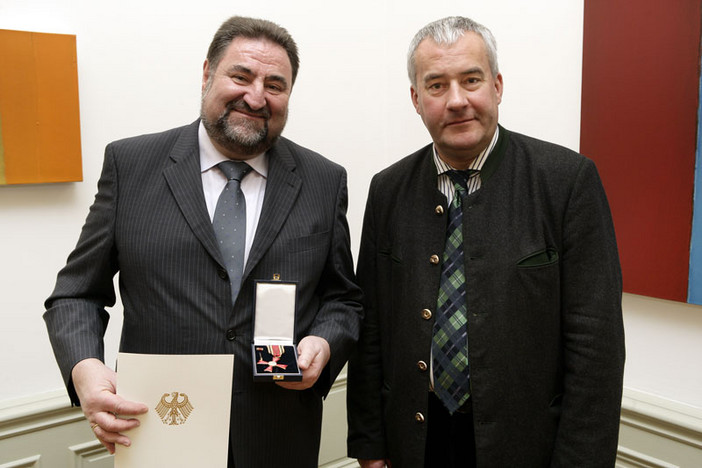 BTTV-Präsident Claus Wagner erhält aus den Händen von Kultusminister Dr. Ludwig Spaenle das Bundesverdienstkreuz am Bande (Foto: Steffen Leiprecht, froggypress)