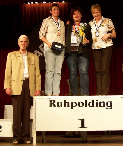 Bayerischer Sieg in Ruhpolding: Heidi Philipp (SV Neusorg/Mitte) siegte bei den Damen 40-50 vor Heike Wahlers (Niedersachsen/links) und Karin Kahl (SC Biberbach/rechts). Mit den erfolgreichen Damen freut sich auch Verbandsfachwart Jochen Scheller, der die