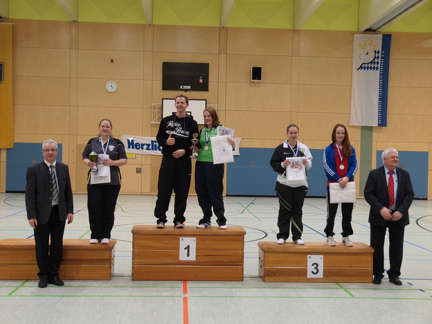 Siegerehrung der Damen C mit männlichem "Podestgast".