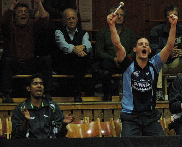 Gräfelfing im Freudentaumel: Kamal Sharath Achanta (links) und Daniel Demleitner bejubeln den ersten Sieg in der DTTL Foto: Nils Rack