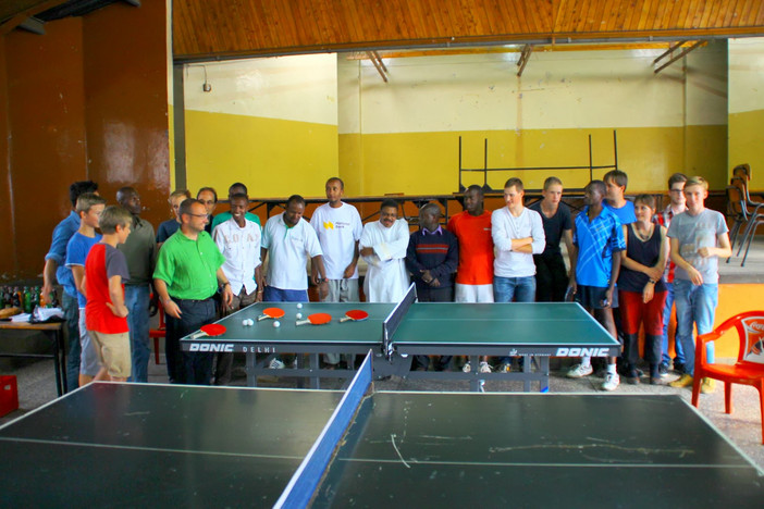 Die Tischtennisspieler von St. Teresa´s freuten sich über zwei gut erhaltene Tischtennistische. Fotos: Christoph Gahlau