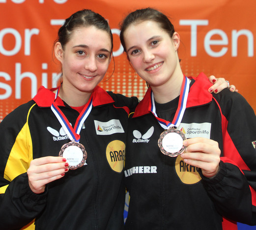 Riesenfreude über WM-Bronze mit der Mannschaft: Kathrin Mühlbach (links) und Sabine Winter. Foto: Marco Steinbrenner