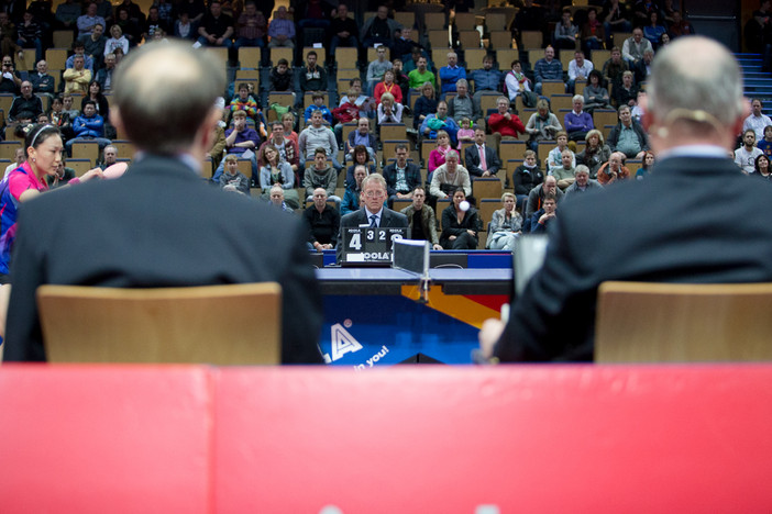 Ihm gegenüber assistierte Günther Zahel aus Oberbayern.