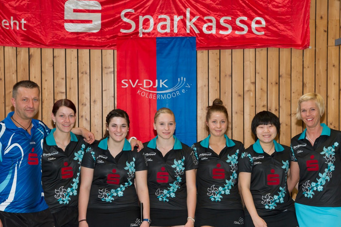 Kolbermoors Meisterteam v.l.: Trainer Zsolt Hollo, Betreuerin und Ersatzspielerin Nicole Hollo, Katharina Sabo, Chantal Mantz, Krisztina Ambrus, Li He und Betreuerin Tina Wetzel (Foto: SV DJK Kolbermoor).
