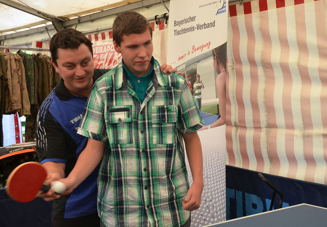 So geht Vorhand: Volunteer Manuel Peter zeigt`s.