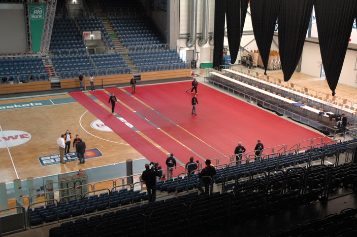 Dank vieler fleißiger Helfer wurde die Heimarena der Brose Baskets zur Spielstätte der besten Tischtennisspieler Deutschlands. Fotos: Nils Rack