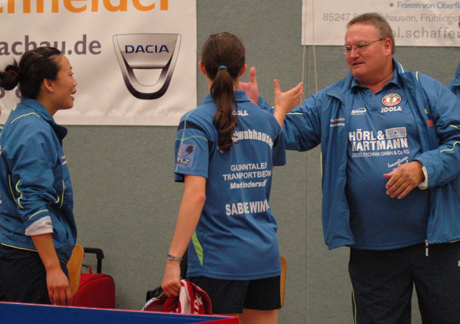 Stolz war der Schwabhausener Tischtennis-Chef Helmut Pfeil (rechts) auf seine Mädels, denen er natürlich herzlich zum ersten Bundesligasieg gratulierte Foto: Nils Rack