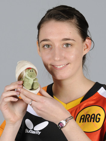 Kathrin Mühlbach freut sich auf die anstehende WM in Rotterdam und hat auch schon Rackedino, das Maskottchen der Mannschafts-WM 2012 in Dortmund, in ihr Herz geschlossen. Fotos: DTTB