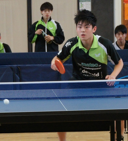 Liang Qiu ist Frickenhausens Nummer zwei, als Spitzenspieler stehen Masataki Morizono (l., Bildhintergrund) und Kohei Sambe (r.) zur Auswahl. Foto: Theo Neidek