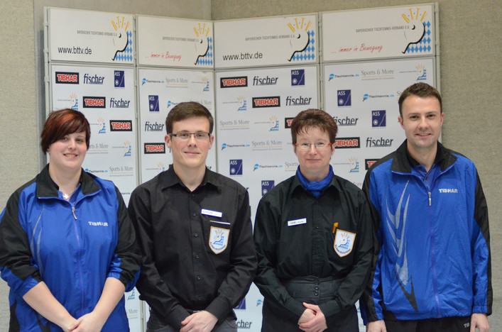 Die neuen Verbandsschiedsrichter Bianka Hanl und Johannes Kühhorn umrahmt von den Lehrwarten Kerstin Lindner und Nico Keiser.