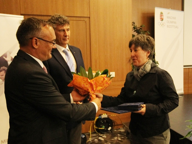 Präsident Zsolt Borkai und Generalsekretär Bence Szabo verliehen Krisztina Toth den höchsten Verdienstorden des Nationalen Olympischen Komitees Ungarns. Fotoquelle: www.mob.hu