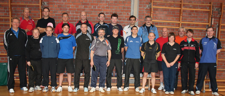 Unter der Leitung von Simon Ertl (rechts) verlängerten 21 Übungsleiter ihre Lizenz in Altenkunstadt. Foto: Gunther Czepera