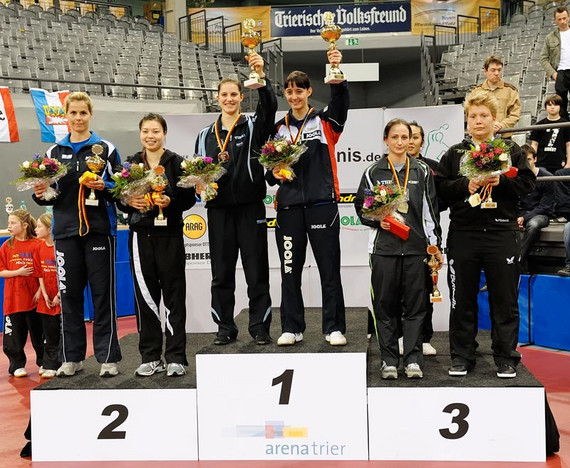 Sie ließen ihrer Freude freien Lauf: Die deutschen Meister Sabine Winter (links) und Kathrin Mühlbach strahlten auf dem Siegerpodest um die Wette Foto: Stephan Roscher