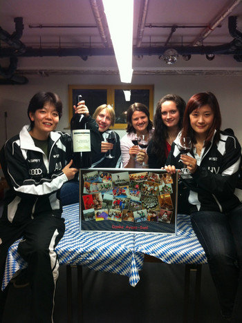 Aya Umemura, Katharina Schneider, Martina Erhardsberger, Laura Matzke und Xue Han Vukelja bei der Abschiedsfeier des TTC Langweid (Foto: Cennet Durgun).