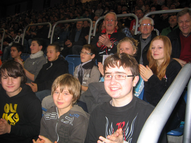 Auch die jungen Heroldsbacher Fans genießen die Titelkämpfe in der Stechert-Arena und spenden den nationalen Topspielern viel Applaus. Foto: Arndt Peckelhoff