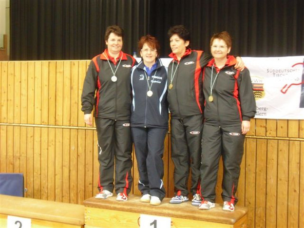 Monika Dietrich (TSV Schwabhausen/Zweite von links) war mit zwei Titeln und einem zweiten Platz bei den Seniorinnen 50 die erfolgreichste bayerische Spielerin bei den süddeutschen Titelkämpfen in Endingen Fotos: Dieter Wüste