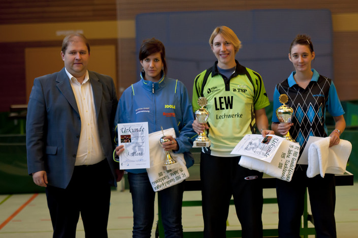 BTTV-Vizepräsident Gunther Czepera (links) beglückwünscht die stärksten Damen: Christina Feierabend, Katharina Schneider und Kathrin Mühlbach (von links)