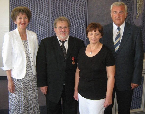 Eine würdige Ehrung für einen überaus engagierten Ehrenamtlichen im BTTV: Zur hohen Auszeichnung gratulierten Hartmut Müller (Zweiter von links) auch Bianca Fischer (links), Bürgermeisterin der Stadt Lichtenfels, Ehefrau Hildegard und der Lichtenfels