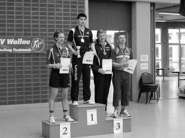 Martin Pachatz (links) wurde erst im Endspiel der Herren A gestoppt, Tobias Erhardsberger (Zweiter von rechts) belegte den dritten Platz