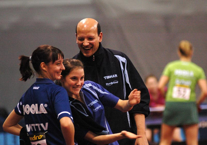 Riesenfreude nach dem finalen Sieg: Kathrin Mühlbach und Sabine Winter mit Trainer Alexander Yahmed, der gegen die haushohen Favoriten die richtige Taktik gewählt hat Foto: Nils Rack