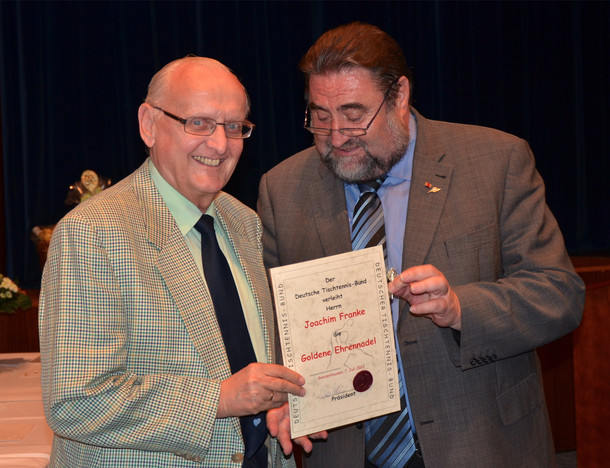 Vor wenigen Wochen erhielt Joachim Franke die Ehrennadel des DTTB in Gold aus den Händen von BTTV-Präsident Claus Wagner. Foto: Nils Rack
