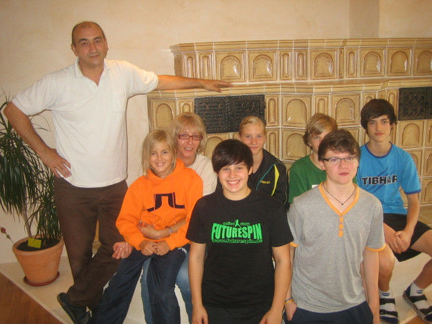 Josef und Caren Mantz (links im Bild mit Tochter Sarah) betreuen die fünf Bewohner des Leistungszentrums Kolbermoor