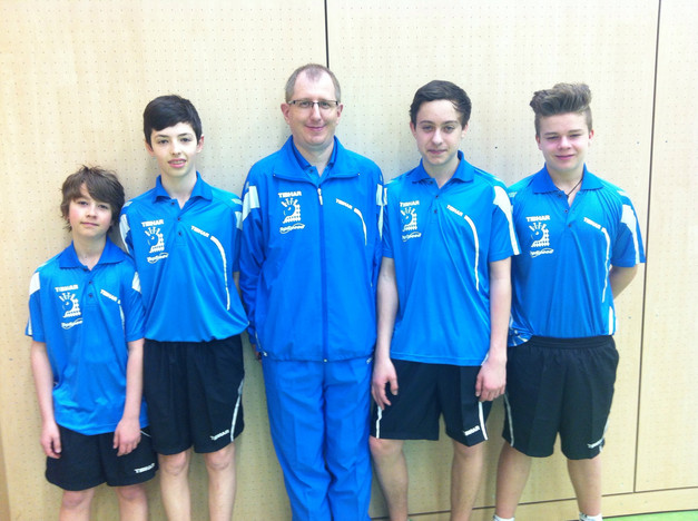 Coach Peter Meier inmitten seiner Schüler Ben Schoder, Toni Matuka, Florian Schwalm und Marcel Kutzner.