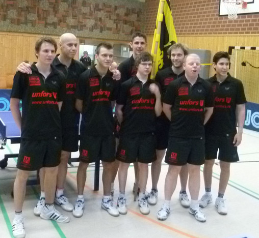 Die SpVgg DJK Effeltrich steigt nach einem überaus spannenden Aufstiegsturnier in die Oberliga auf. Zum erfolgreichen Team gehören (von links) Christian Maag, Barzan Ali-Kider, Marco Büttner, Christian Kalb, Marius Zaus, Thorsten Seuz, Robert Wolf und