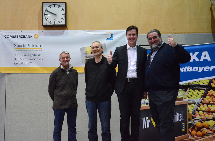 Daumen hoch für die neue Serie! V.l.: Manfred Geier (BTTV-Bezirksvorsitzender Oberbayern, Alfons Speth (TT-Abteilungsleiter SV Buxheim), Robert Hofberger und Claus Wagner.