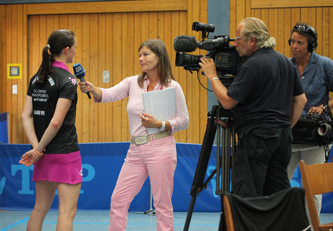 Sabine Winter steht BR-Moderatorin Corinna Halke-Teichmann Rede und Antwort (Foto: Hilmar Glatter).