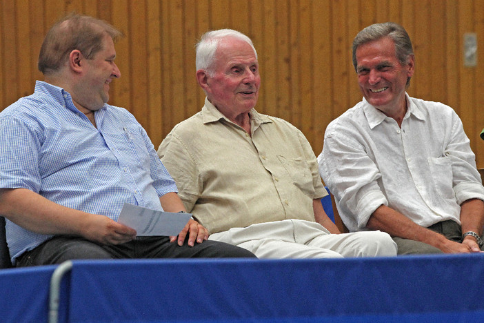 Auch die BTTV-Prominenz Gunther Czepera (Vizepräsident Sport), Peter Kuhn (Ehrenpräsident) und Uli Schimmel (Fachwart Einzelsport) genoss das Derby trotz tropischem Klima (Foto: Hilmar Glatter)