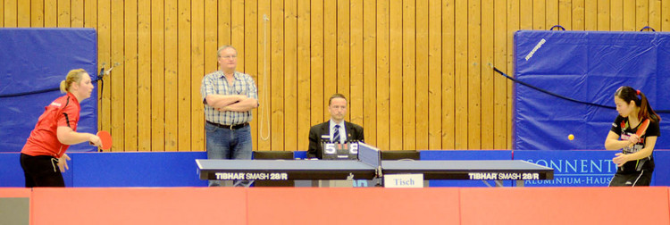 Die Rarität eines Zeitspiels bot das Aufeinendertreffen zwischen Svetlana Ganina (l.) und Yang Ting. Schwabhausens Klubchef Helmut Pfeil übernahm den Job die Schläge laut mitzuzählen. Fotos: Nils Rack