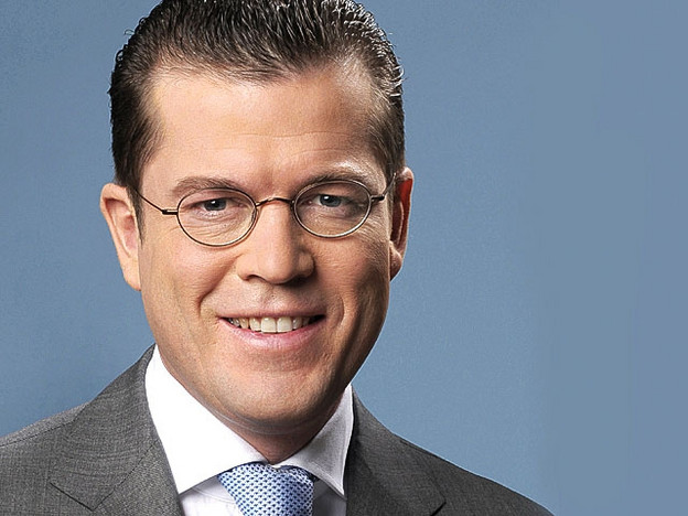 Karl-Theodor zu Guttenberg, Schirmherr der Deutschen Meisterschaften in Bamberg, treibt viel Sport und spielt in seiner Freizeit auch gerne Tischtennis, zumeist im Urlaub mit den Kindern.