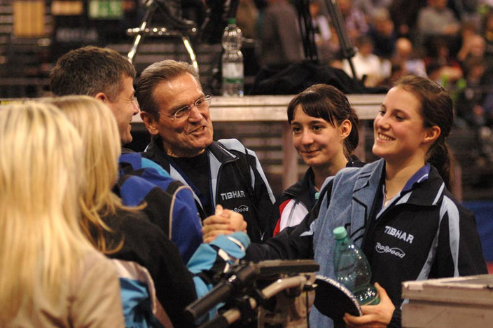 Riesenfreude im bayerischen Lager: Verbandstrainer Thomas Wetzel und Delegationsleiter Uli Schimmel gratulieren dem meisterlichen Duo Kathrin Mühlbach und Sabine Winter Fotos: Nils Rack