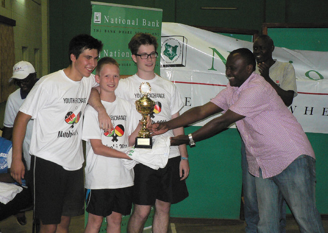 Die Sieger im Mannschaftswettbewerb: David Michler, Lukas Hennemann und Michael Hennemann mit Frank Deborah, der die Siegerehrung vornahm.