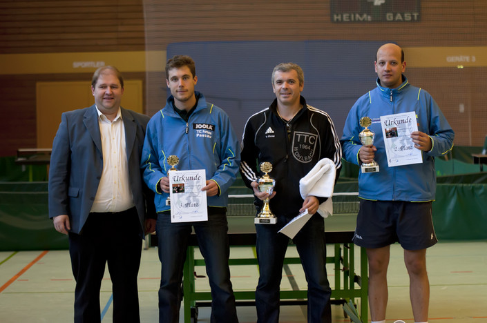 BTTV-Vizepräsident Gunther Czepera (links) gratuliert den besten Herren: Michael Plattner, Yevgenij Christ und Alexander Yahmed (von links) Fotos: Patrick Zähnle