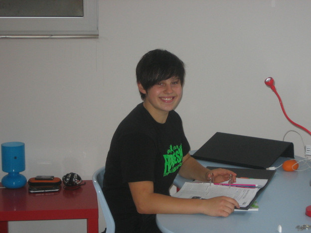 Hat in ihrem neuen Zimmer schon viel Spaß: Julia Drummer