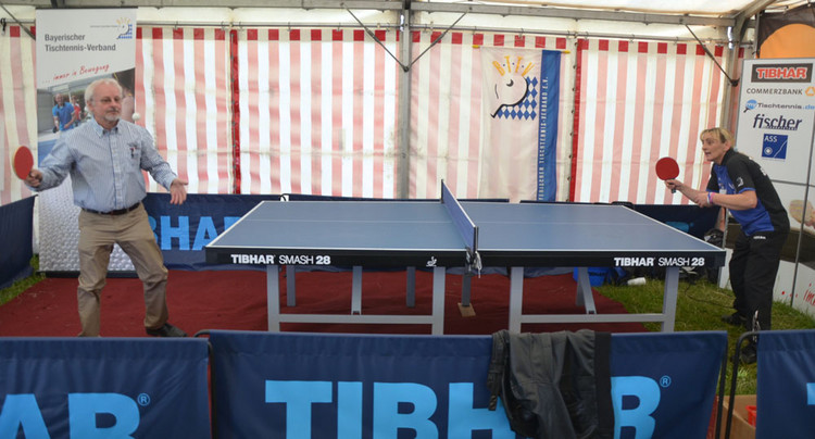 BTTV-Mitarbeiterin Petra Scherer im Duell mit Würzburgs neuem Kreisvorsitzenden Norbert Krämer.